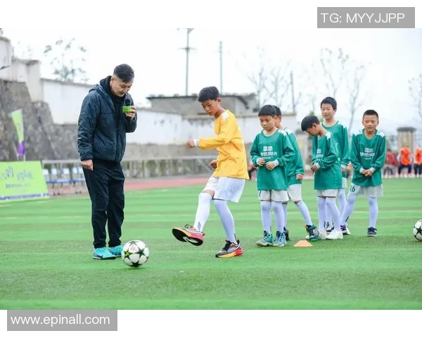 足球明星走进居民家中分享生活点滴与足球梦想的故事